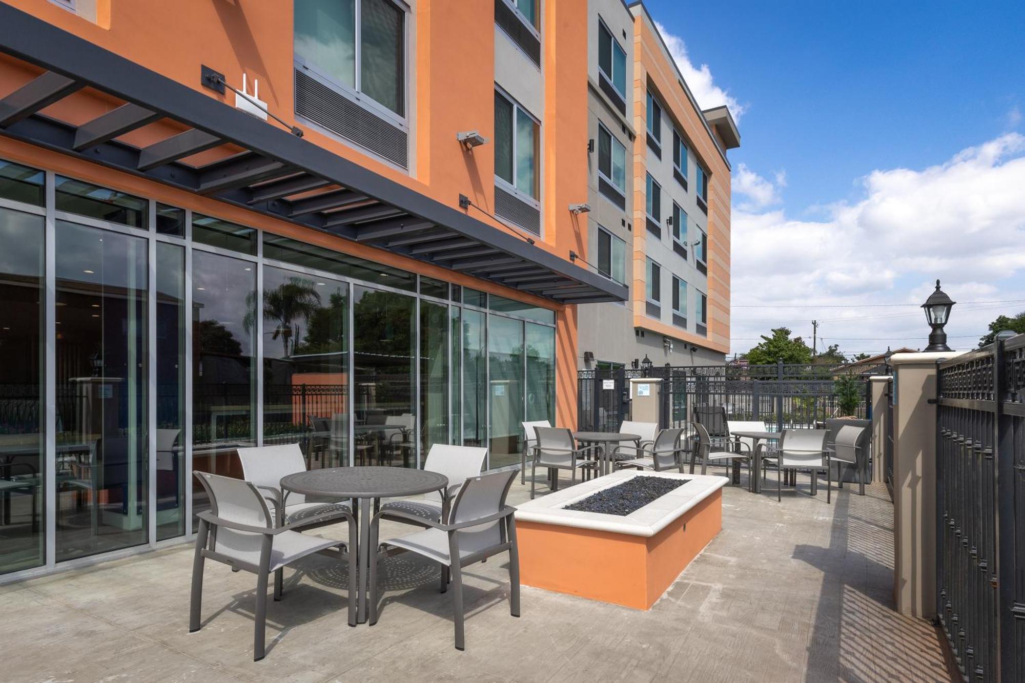 Holiday Inn Express & Suites - Hawaiian Gardens By Ihg Exterior foto